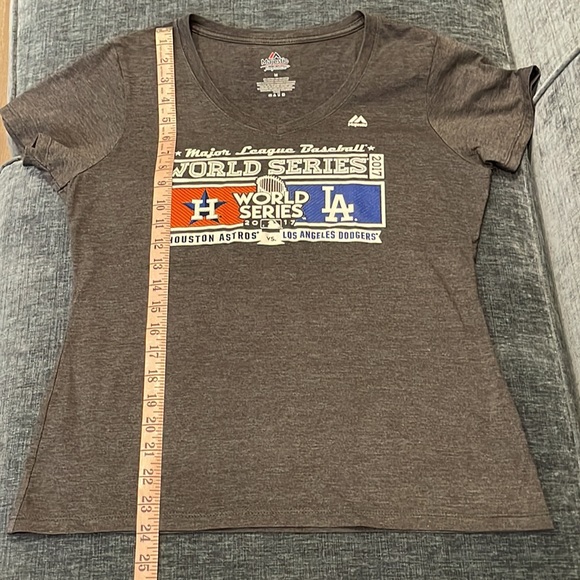 2017 World Series officially licensed women’s medium v-neck t-shirt in gray - Picture 7 of 7